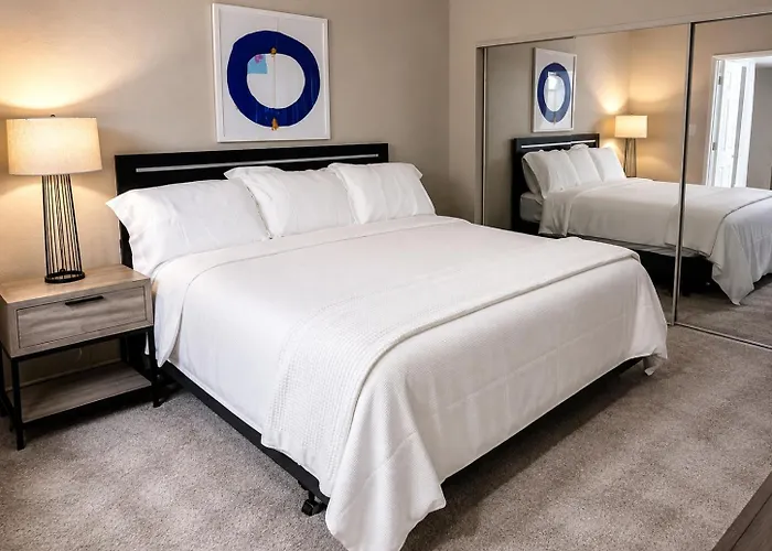 Apartment Retreat 2br 2ba , Pool, Gym & King Bed *