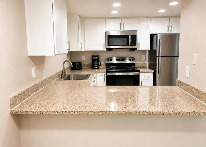 Retreat 2br 2ba , Pool, Gym & King Bed *