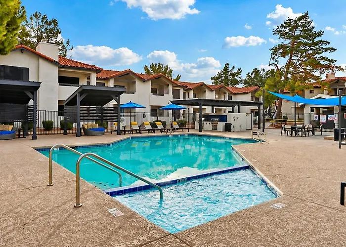 Retreat 2br 2ba , Pool, Gym & King Bed Apartment Chandler