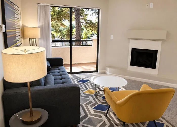 Retreat 2br 2ba , Pool, Gym & King Bed Apartment