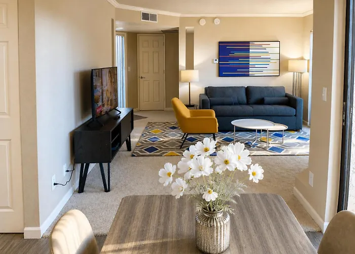 Apartment Retreat 2br 2ba , Pool, Gym & King Bed