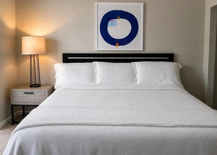 Retreat 2br 2ba , Pool, Gym & King Bed Apartment *