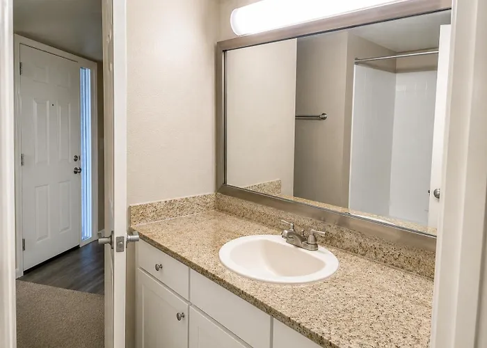 Apartment Retreat 2br 2ba , Pool, Gym & King Bed Chandler