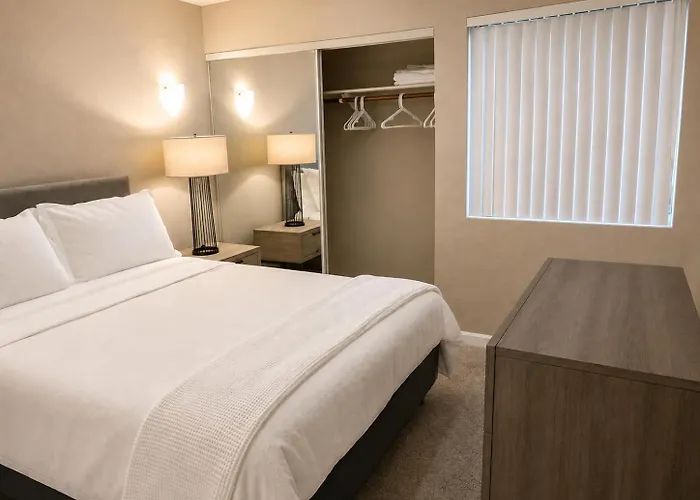 Retreat 2br 2ba , Pool, Gym & King Bed