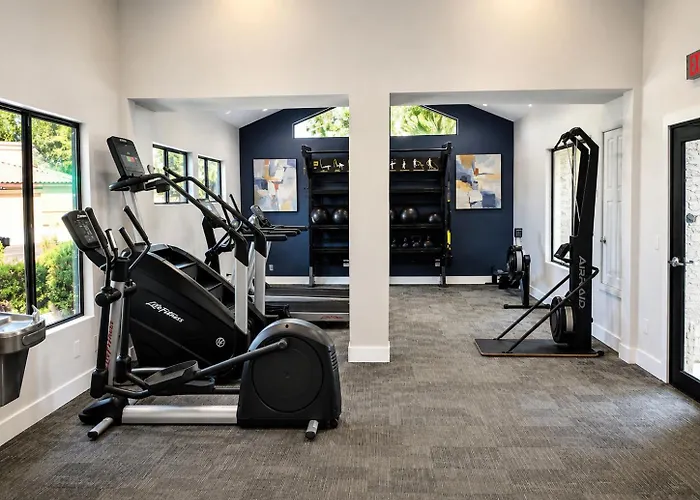 Retreat 2br 2ba , Pool, Gym & King Bed *