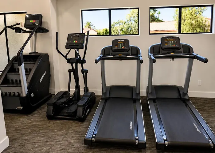 Retreat 2br 2ba , Pool, Gym & King Bed Apartment *