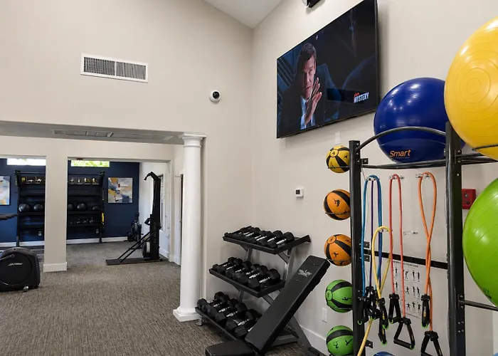Retreat 2br 2ba , Pool, Gym & King Bed Apartment